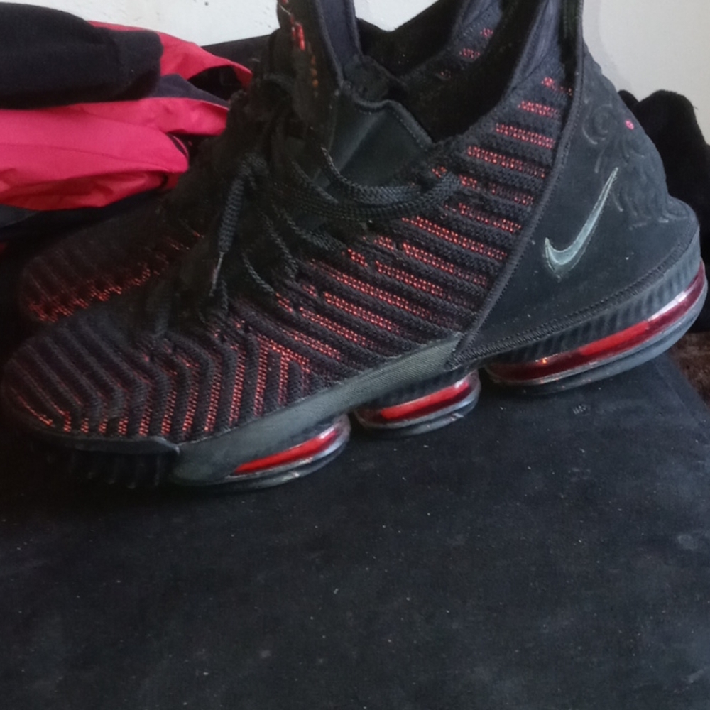 Nike Lebron 16 (Bred)